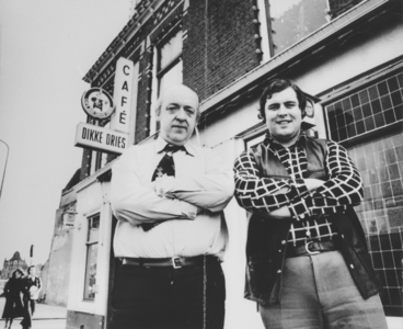 876463 Portret van Joop de Winter (1926-1989) met zijn zoon Ries bij café Dikke Dries (Waterstraat 32) in Wijk C te ...